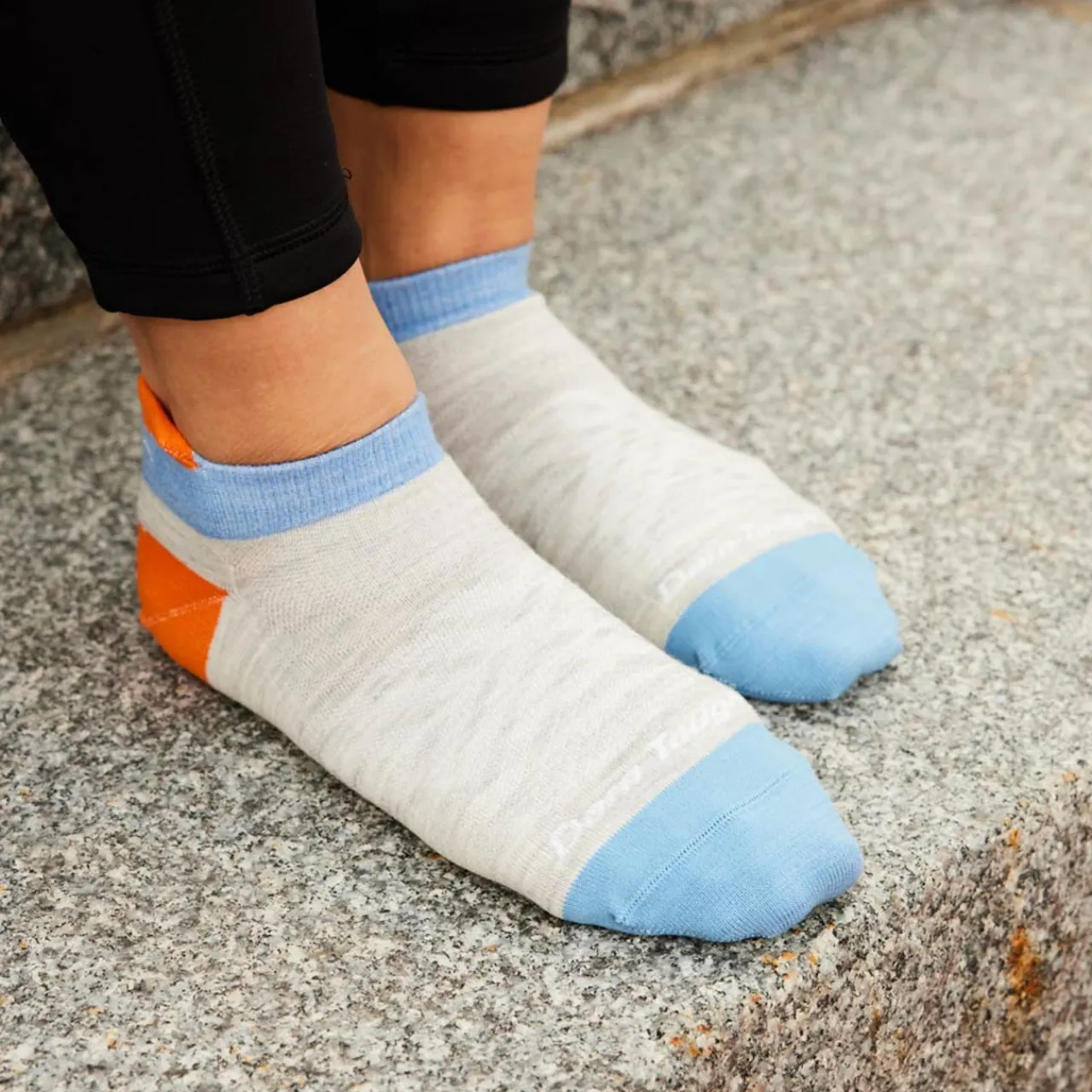 Women Darn Tough Womens Run No Show Tab Socks